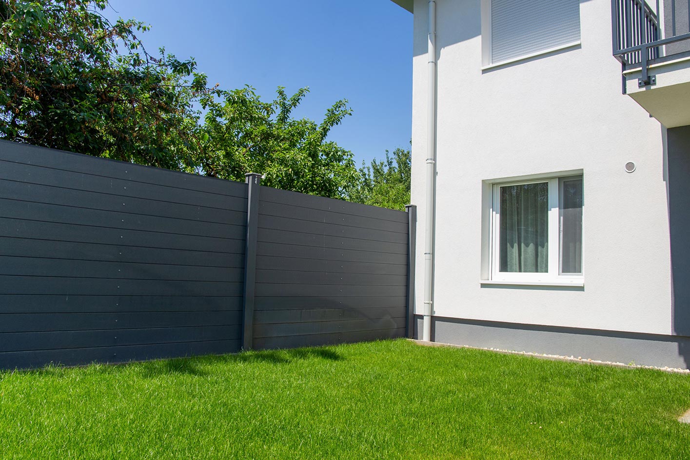 Nahaufnahme Anthrazit-Sichtschutz im Garten 